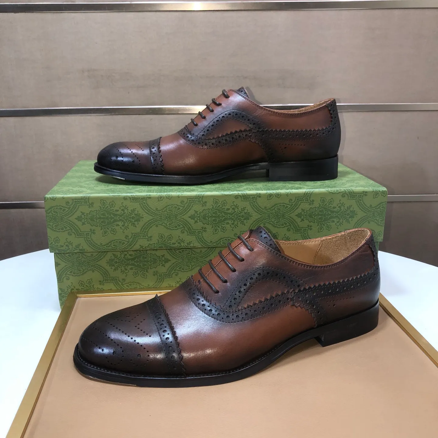 Men's shoes 💰660💰 Brand: GUCCI (Gucci) Standard code: Men's size 38/44 (45/46 can be customized) Grade: Same as the official website Original quality Material: Original cowhide Water-dyed cowhide lining Original rubber outsole Style category: Men's fashionable casual leather shoes Distinguished big-name luxury elements top luxury Color: Actual picture